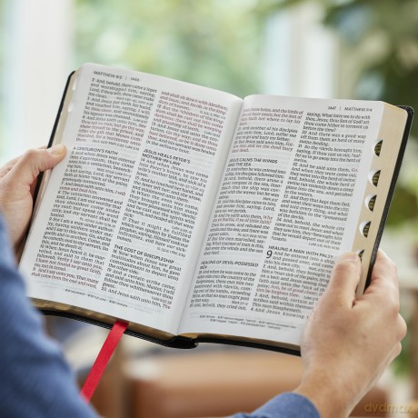 KJV Giant Print End-of-Verse Reference Bible, Black Leathersoft, Red Letter, Comfort Print (Thumb Indexed) - Thomas Nelson [KSIĄŻKA]