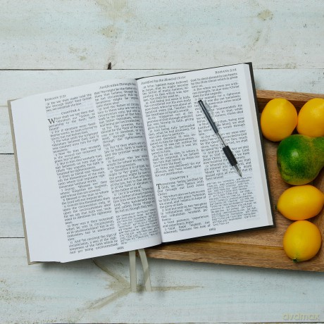 KJV Holy Bible: Super Giant Print with 43,000 Cross References, Deluxe Black Floral Leathersoft, Red Letter, Comfort Print: King James Version - Thomas Nelson [KSIĄŻKA]