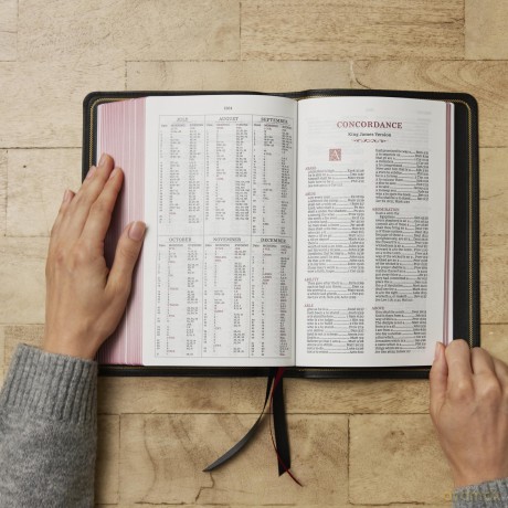 KJV, Personal Size Reference Bible, Sovereign Collection, Black Premium Goatskin Leather, Premier Collection, Comfort Print: Holy Bible, King James Version - Thomas Nelson [KSIĄŻKA]