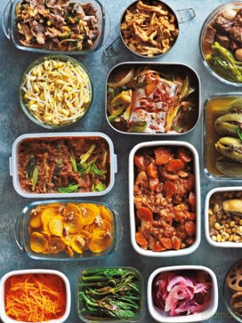 Korean Banchan Recipes: 100 Authentic Side Dishes from Japchae and Pancheon to Kimchi and Namul - Nobuko Kitasaka [KSIĄŻKA]