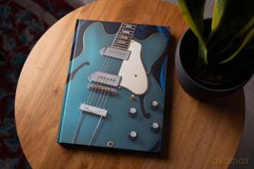 Legendary Guitars: Explore the World's Most Exceptional Guitars - Julien Bitoun [KSIĄŻKA]