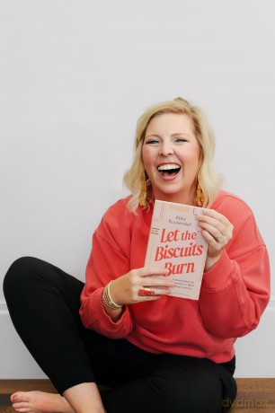 Let the Biscuits Burn: Cultivating Real-Life Hospitality in a World Craving Connection - Abby Kuykendall [KSIĄŻKA]