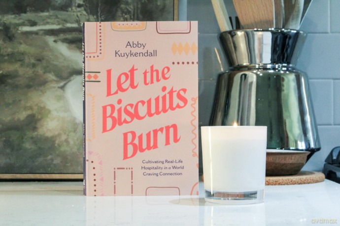 Let the Biscuits Burn: Cultivating Real-Life Hospitality in a World Craving Connection - Abby Kuykendall [KSIĄŻKA]