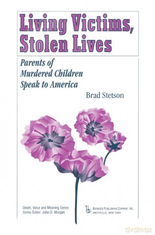 Living Victims, Stolen Lives: Parents of Murdered Children Speak to America (Death, Value and Meaning Series) - Brad Stetson [KSIĄŻKA]