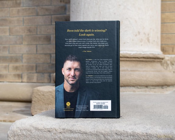 Look Again: Recognize Your Worth. Renew Your Hope. Run with Confidence. - The Perfect Christian New Year's Resolution Gift - Tim Tebow [KSIĄŻKA]