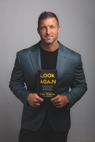 Look Again: Recognize Your Worth. Renew Your Hope. Run with Confidence. - The Perfect Christian New Year's Resolution Gift - Tim Tebow [KSIĄŻKA]