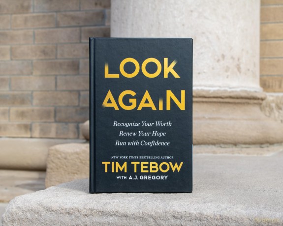 Look Again: Recognize Your Worth. Renew Your Hope. Run with Confidence. - The Perfect Christian New Year's Resolution Gift - Tim Tebow [KSIĄŻKA]