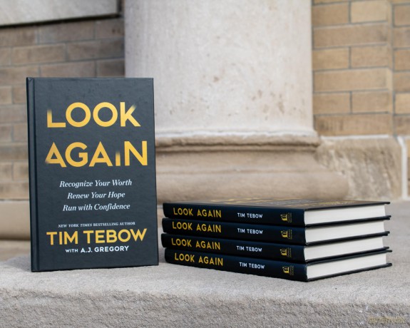 Look Again: Recognize Your Worth. Renew Your Hope. Run with Confidence. - The Perfect Christian New Year's Resolution Gift - Tim Tebow [KSIĄŻKA]