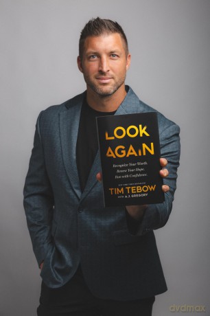 Look Again: Recognize Your Worth. Renew Your Hope. Run with Confidence. - The Perfect Christian New Year's Resolution Gift - Tim Tebow [KSIĄŻKA]