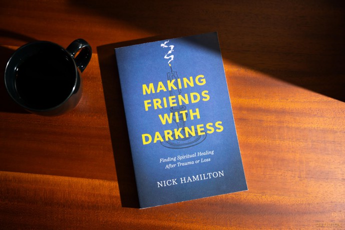 Making Friends with Darkness: Finding Spiritual Healing After Trauma or Loss - Nick Hamilton [KSIĄŻKA]