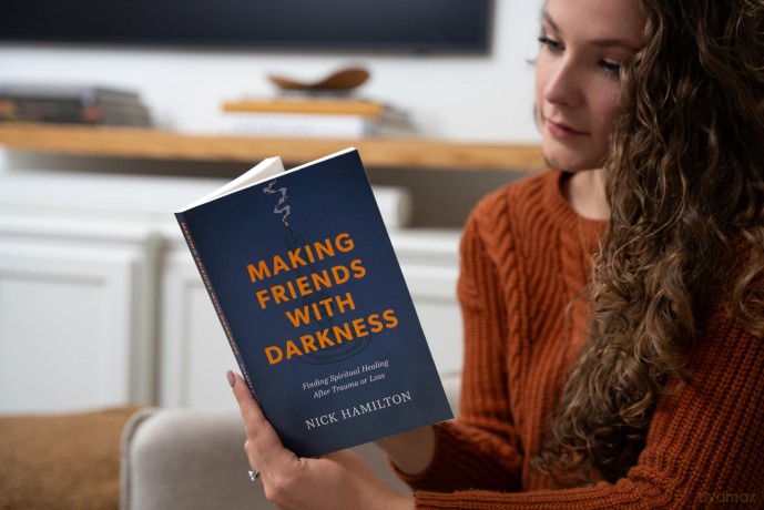 Making Friends with Darkness: Finding Spiritual Healing After Trauma or Loss - Nick Hamilton [KSIĄŻKA]