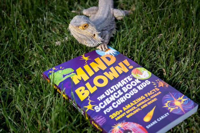 Mind Blown! The Ultimate Science Book for Curious Kids: 250+ Amazing Facts About Space, Animals, Human Biology, and More! - Shane Carley [KSIĄŻKA]