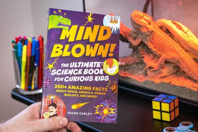 Mind Blown! The Ultimate Science Book for Curious Kids: 250+ Amazing Facts About Space, Animals, Human Biology, and More! - Shane Carley [KSIĄŻKA]