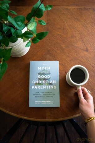 Myth of Good Christian Parenting, The: How False Promises Betrayed a Generation of Evangelical Families - Marissa Franks Burt [KSIĄŻKA]