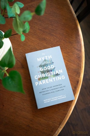 Myth of Good Christian Parenting, The: How False Promises Betrayed a Generation of Evangelical Families - Marissa Franks Burt [KSIĄŻKA]