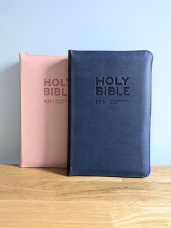 NIV Larger Print Personal Navy Blue Bible - New International Version [KSIĄŻKA]