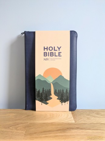 NIV Larger Print Personal Navy Blue Bible - New International Version [KSIĄŻKA]