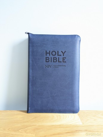 NIV Larger Print Personal Navy Blue Bible - New International Version [KSIĄŻKA]