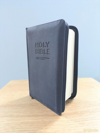 NIV Larger Print Personal Navy Blue Bible - New International Version [KSIĄŻKA]
