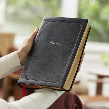 NKJV Giant Print End-of-Verse Reference Bible, Black Leathersoft, Red Letter, Comfort Print (Thumb Indexed): Holy Bible - Thomas Nelson [KSIĄŻKA]