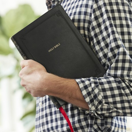 NKJV Giant Print End-of-Verse Reference Bible, Black Leathersoft, Red Letter, Comfort Print (Thumb Indexed): Holy Bible - Thomas Nelson [KSIĄŻKA]