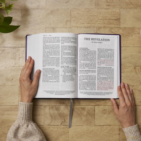 NKJV Giant Print End-of-Verse Reference Bible, Black Leathersoft, Red Letter, Comfort Print (Thumb Indexed): Holy Bible - Thomas Nelson [KSIĄŻKA]