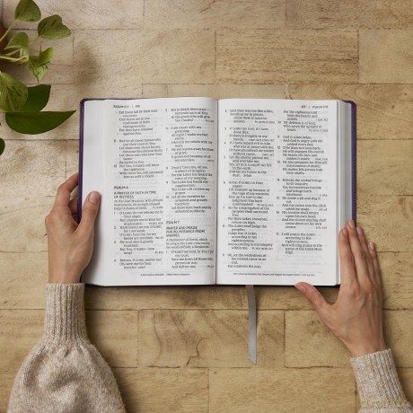 NKJV Giant Print End-of-Verse Reference Bible, Black Leathersoft, Red Letter, Comfort Print: Holy Bible - Thomas Nelson [KSIĄŻKA]