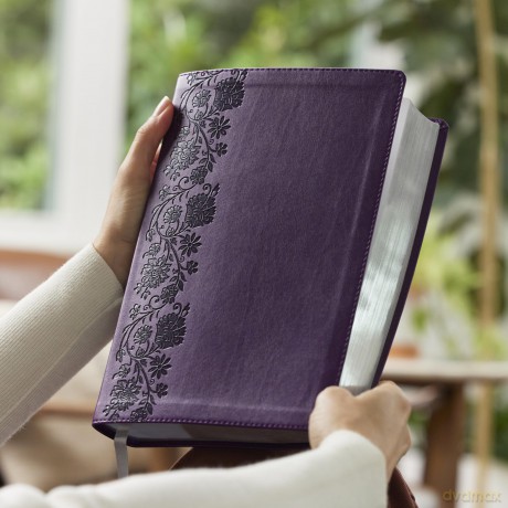 NKJV Giant Print End-of-Verse Reference Bible, Purple Leathersoft, Red Letter, Comfort Print: Holy Bible - Thomas Nelson [KSIĄŻKA]