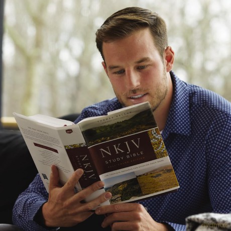 NKJV Study Bible, Hardcover, Burgundy, Full-Color, Comfort Print: The Complete Resource for Studying God's Word - Thomas Nelson [KSIĄŻKA]
