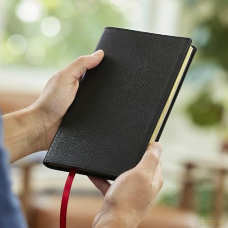 NKJV, Personal Size New Testament, Black Genuine Leather, Red Letter, Comfort Print - Thomas Nelson [KSIĄŻKA]