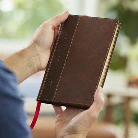 NKJV, Personal Size New Testament, Brown Leathersoft, Red Letter, Comfort Print: Nkjv, New Testament, Brown, Red Letter, Comfort Print - Thomas Nelson [KSIĄŻKA]