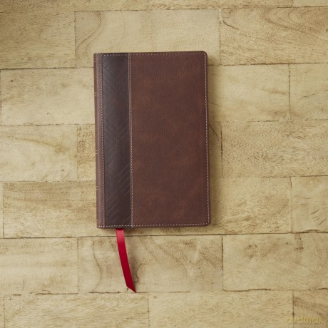 NKJV, Personal Size New Testament, Brown Leathersoft, Red Letter, Comfort Print: Nkjv, New Testament, Brown, Red Letter, Comfort Print - Thomas Nelson [KSIĄŻKA]