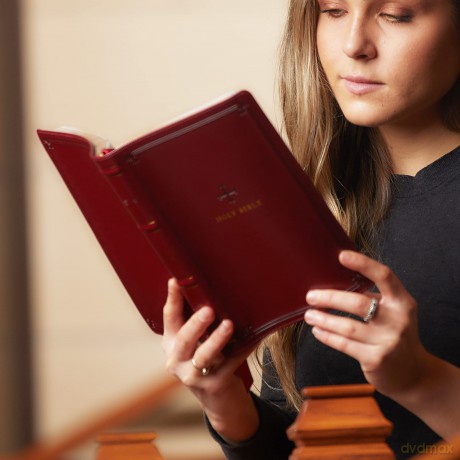 NRSV, Catholic Bible, Standard Personal Size, Leathersoft, Red, Comfort Print: Holy Bible - Catholic Bible Press [KSIĄŻKA]