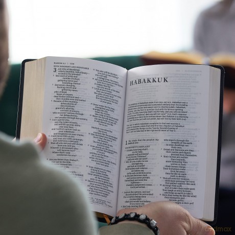 NRSV, Catholic Bible, Standard Personal Size, Leathersoft, Red, Comfort Print: Holy Bible - Catholic Bible Press [KSIĄŻKA]