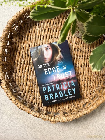 On the Edge of Trust: A Logan Point Novel - Patricia Bradley [KSIĄŻKA]