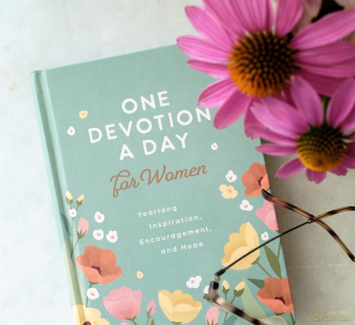 One Devotion a Day for Women: Yearlong Inspiration, Encouragement, and Hope - Compiled by Barbour Staff [KSIĄŻKA]