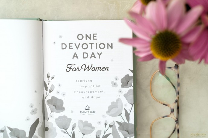 One Devotion a Day for Women: Yearlong Inspiration, Encouragement, and Hope - Compiled by Barbour Staff [KSIĄŻKA]