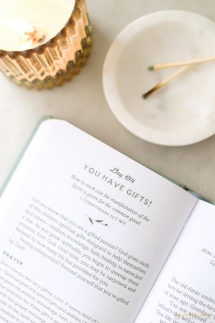 One Devotion a Day for Women: Yearlong Inspiration, Encouragement, and Hope - Compiled by Barbour Staff [KSIĄŻKA]