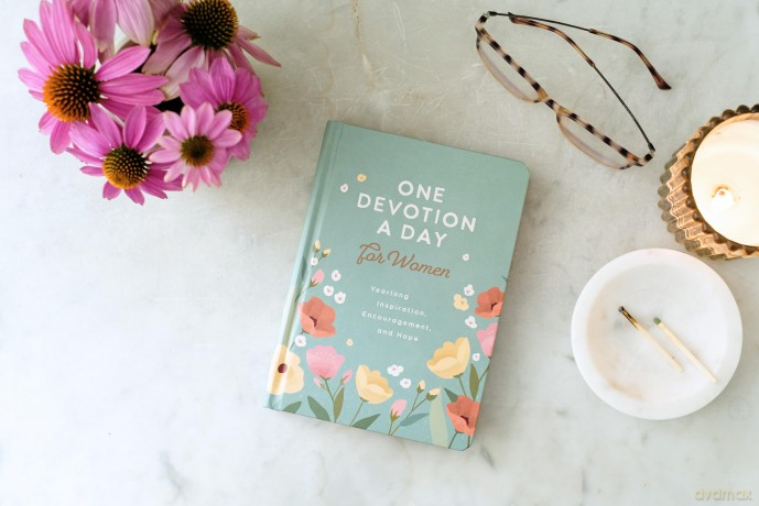 One Devotion a Day for Women: Yearlong Inspiration, Encouragement, and Hope - Compiled by Barbour Staff [KSIĄŻKA]