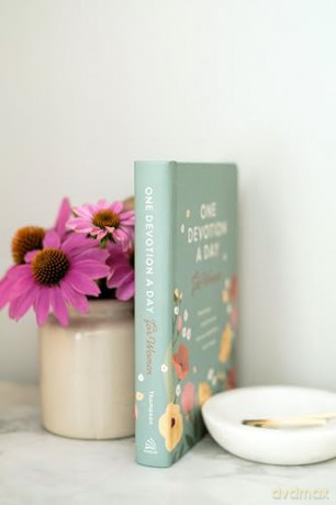 One Devotion a Day for Women: Yearlong Inspiration, Encouragement, and Hope - Compiled by Barbour Staff [KSIĄŻKA]