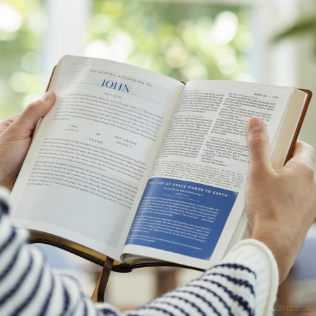 Peace of God Bible: Discover and Experience God's Shalom Throughout the Bible (NKJV Black Genuine Leather, Red Letter, Comfort Print) - Jeremiah J. Johnston PhD [KSIĄŻKA]