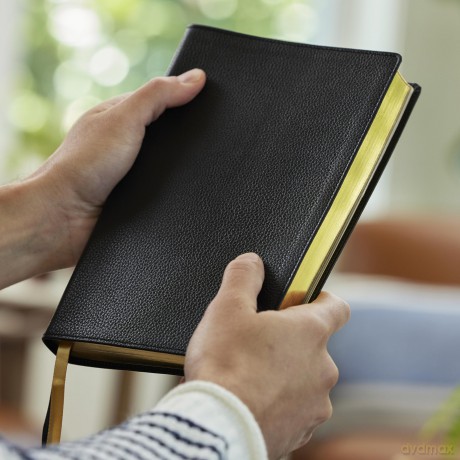 Peace of God Bible: Discover and Experience God's Shalom Throughout the Bible (NKJV Black Genuine Leather, Red Letter, Comfort Print) - Jeremiah J. Johnston PhD [KSIĄŻKA]