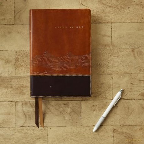 Peace of God Bible: Discover and Experience God's Shalom Throughout the Bible (NKJV, Brown Leathersoft, Red Letter, Comfort Print) - Jeremiah J. Johnston PhD [KSIĄŻKA]