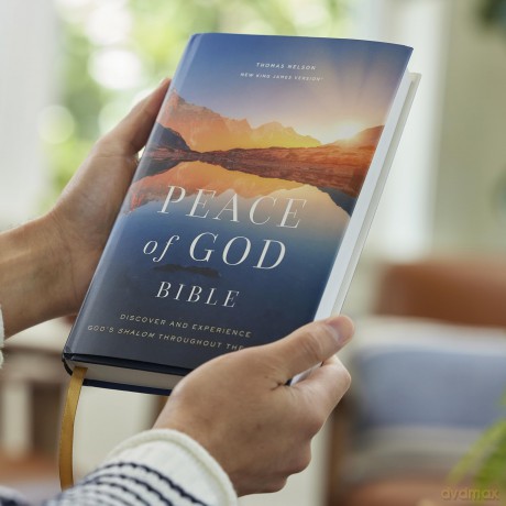 Peace of God Bible: Discover and Experience God's Shalom Throughout the Bible (NKJV, Hardcover, Red Letter, Comfort Print) - Jeremiah J. Johnston PhD [KSIĄŻKA]