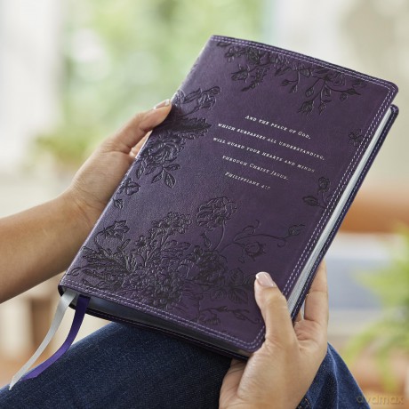 Peace of God Bible: Discover and Experience God's Shalom Throughout the Bible (NKJV, Purple Leathersoft, Red Letter, Comfort Print) - Jeremiah J. Johnston PhD [KSIĄŻKA]