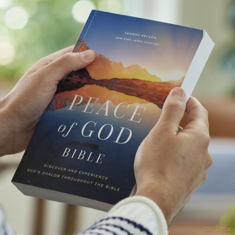Peace of God Bible: Discover and Experience God's Shalom Throughout the Bible (NKJV, Softcover, Red Letter, Comfort Print) - Jeremiah J. Johnston PhD [KSIĄŻKA]