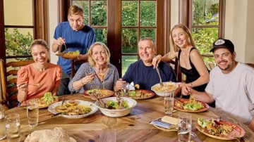 Phil's Favorites: Recipes from Friends and Family to Make at Home (A Cookbook) - Phil Rosenthal [KSIĄŻKA]
