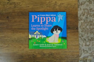 Pippa Learns to Share the Spotlight: A Lesson About Jealousy (The Daystar Dogs) - Sissy Goff [KSIĄŻKA]