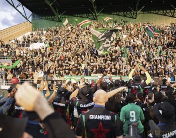 Red Star Paris: Punks, Politics and Power Struggles in the Fight for the Coolest Club on Earth - Simon Binns [KSIĄŻKA]