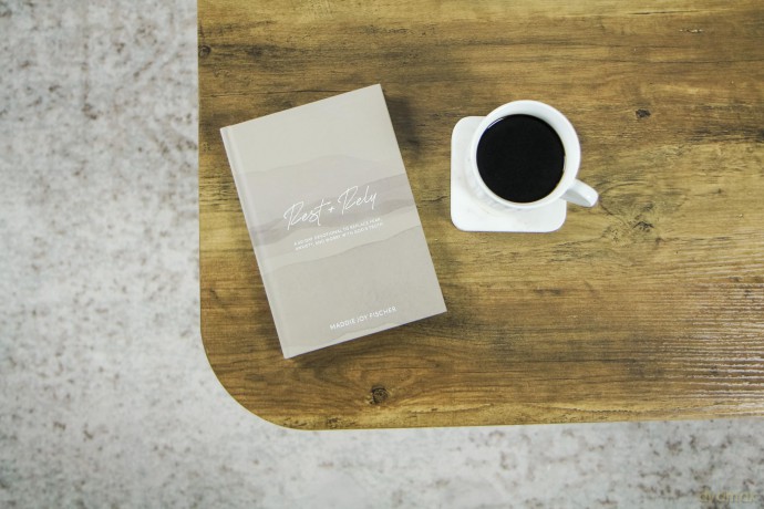 Rest + Rely: A 60-Day Devotional to Replace Fear, Anxiety, and Worry with God's Truth - Maddie Joy Fischer [KSIĄŻKA]